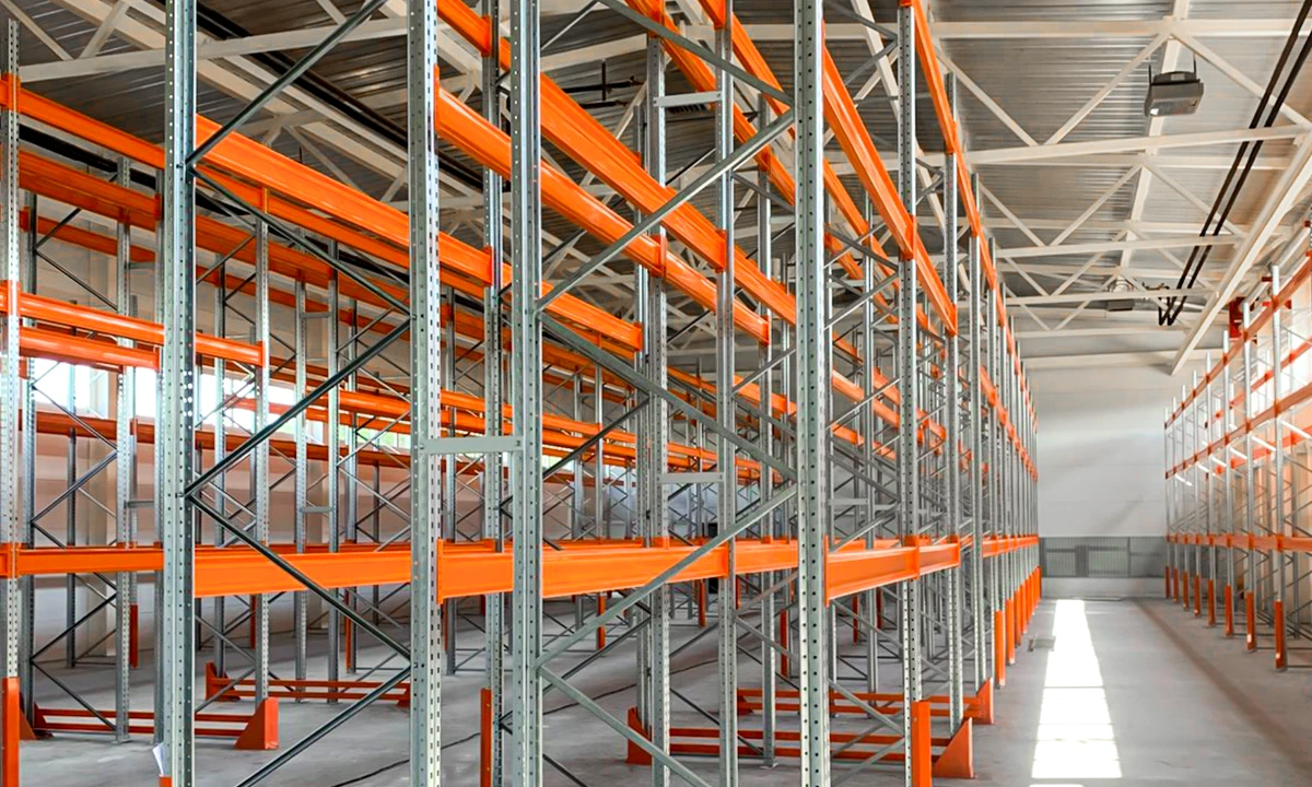 Стеллажи с полками